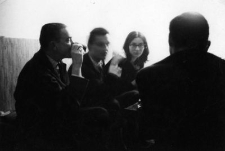 Członkowie Grupy Zamek w pracowni Włodzimierza Borowskiego