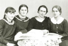 Antonina Grygowa z c&oacute;rkami