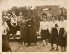 Uczennice w towarzystwie ks. Gostyńskiego