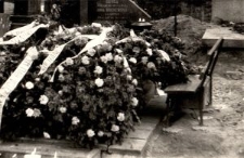 Wieńce na grobie Anny i Antoniny Grygowych