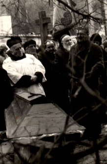 Ksiądz i żałobnicy podczas pogrzebu Antoniny Grygowej