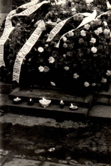 Wieńce żałobne na grobie Antoniny Grygowej