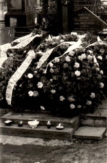 Gr&oacute;b rodziny Gryg&oacute;w z wieńcami żałobnymi