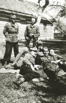 Partyzanci: &bdquo;Świder&rdquo; i &bdquo;Almanzor&rdquo; z kolegami z oddziału