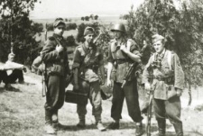 W bojowym rynsztunku od lewej: &bdquo;Rapp&rdquo;, &bdquo;Dewajtis&rdquo;, &bdquo;Świder&rdquo;, &bdquo;Rafał&rdquo;