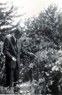 Jerzy Ludwiński w ogrodzie