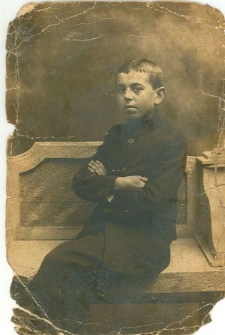 Eugeniusz Szymański pozujący do fotografii w okresie nauki w gimnazjum w Warszawie