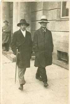 Eugeniusz Szymański z kolegą podczas spaceru w okolicach poczty głównej