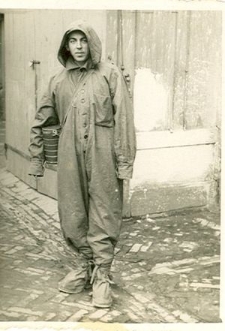 Eugeniusz Szymański w kombinezonie podczas ćwiczeń OPL