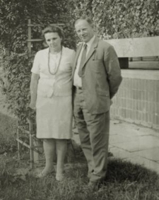 Antonina i Michał Fijałkowie przed bursą na ul. Plażowej