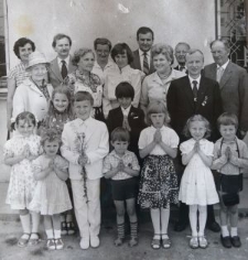 Rodzina Fijałków podczas uroczystości Pierwszej Komuni Świętej wnuka Krzysztofa