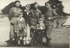 Polscy żołnierze w towarzystwie młodych Szkot&oacute;w