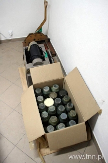 karton z puszkami farby offsetowej