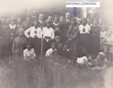 Antonina Leśniewska z drużyną harcerską