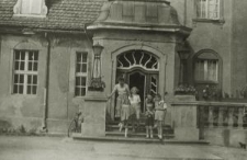 Antonina Fijałka z dziećmi i siostrzenicą Alinką przed wejściem do szkoły w Bobowicku