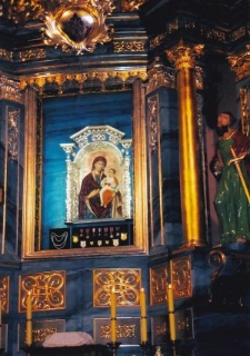 Ołtarz gł&oacute;wny w kościele parafialnym w Izdebkach