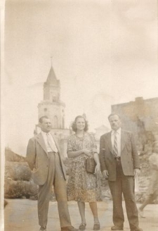 Cecylia i Mosze-Michał Dynerman oraz pan Twardowski na tle Wieży Trynitarskiej