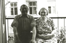 Mosze-Michał Dynerman i Szajndla-Janina Dynerman na balkonie przy ul. Lubartowskiej 20 w Lublinie