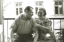 Mosze-Michał Dynerman i Szajndla-Janina Dynerman na balkonie kamienicy przy ul. Lubartowskiej 20