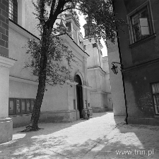 wejście do kościoła oo. Dominkan&oacute;w