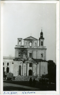 Fasada katedry lubelskiej po zniszczeniach w czasie bombardowania Lublina