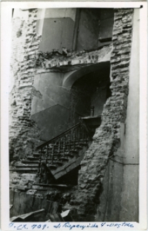 Wnętrze budynku przy ul. Kapucyńskiej 4 po zniszczeniach w czasie bombardowania Lublina w 1939 roku.