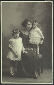 Wach Perla (Peggy) z domu Rozencwejg z córkami Phyllis i Sylwia Wach