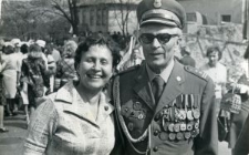 Leokadia Dąbczak podczas pochodu pierwszomajowego