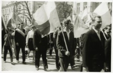 Uczestnicy pochodu pierwszomajowego