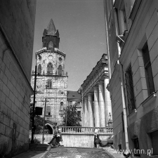 widok Wieży Trynitarskiej z ulicy Żmigród