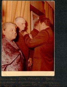 Helena Gierczak i J&oacute;zef Gierczak podczas dekorowania Złotą Odznaką