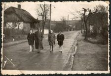 Państwo Gierczakowie na spacerze z c&oacute;rkami