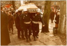 Strażacy niosący trumnę z ciałem Józefa Gierczaka