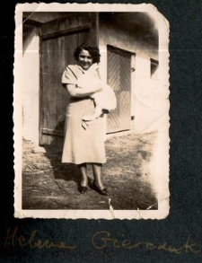 Helena Gierczak z królikiem na podwórku swoich rodziców