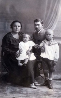 Kazimierz i Zofia Ulbrychowie z c&oacute;rką i synem