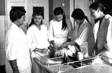 Anna Jabłońska ze studentkami pediatrii