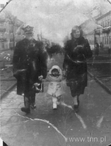 Państwo Sawiccy na spacerze