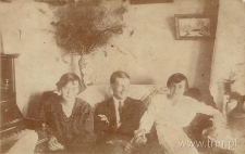 Portret rodzinny we wnętrzu