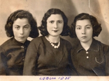 Chaja (Helena) Trachtenberg z domu Wajs (z prawej) i Czarna Paliwoda z domu Wajs (z lewej) z przyjaciółką; Lublin, 1935
