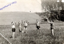 Czarna Paliwoda z domu Wajs (z piłką) w Osmolicach; 1939