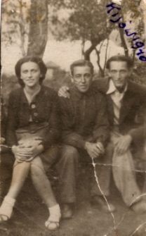Etla (Edzia) Trachtenberg i Judek Szajnman z przyjacielem w Kijowie; 1940