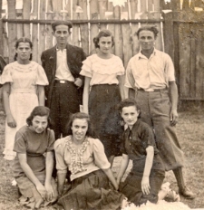 Chaja (Helena) Trachtenberg z domu Wajs (w pierwszym rzędzie; pierwsza od lewej) z przyjaciółmi