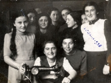 Chaja (Helena) Trachtenberg z domu Wajs (w pierwszym rzędzie; po prawej) z koleżankami z kursu projektowania; Lublin, 1938