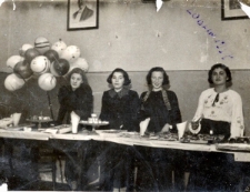 Chaja (Helena) Trachtenberg z domu Wajs (druga od lewej) z koleżankami na uroczystości szkolnej; 1937