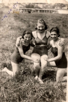 Trachtenberg Chaja (Helena) nee Wajs (left) with friends in Lublin; 1938
