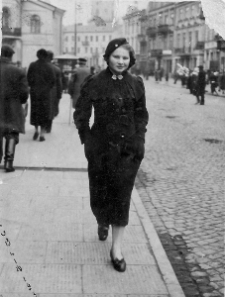 Koleżanka Chaji (Heleny) Trachtenberg z domu Wajs spacerująca w Lublinie, po Krakowskim Przedmieściu