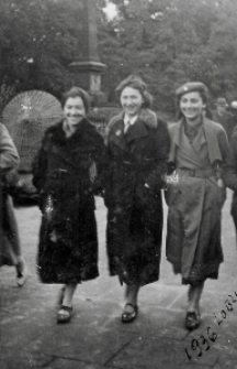 Friends of Chaja (Helena) Trachtenberg nee Wajs walking on Litewski Square in Lublin, 1936