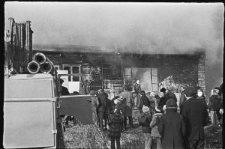 Ludzie obserwujący dogaszanie zgliszy budynk&oacute;w