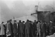 Tłum ludzi obserwujących akcję gaśniczą