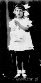 Dziewczynka z białą kokardą